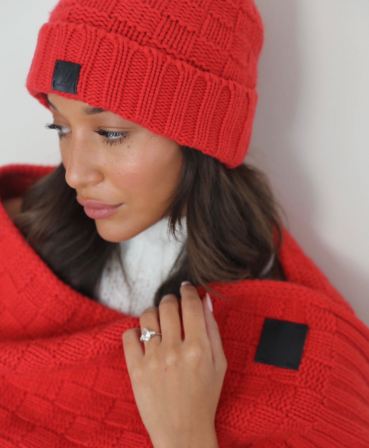 Louis Vuitton Red Cashmere Hat and Scarf Set with LV Logo Detail – Sellier