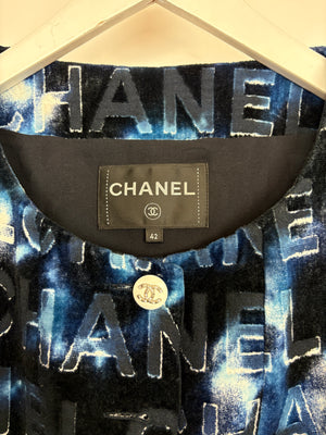 *HOT* Chanel 21C Short Sleeve Jacket in Blue Logo Velvet with White Enamel & Crystal CC Button Detail Size FR 42 (UK 14)